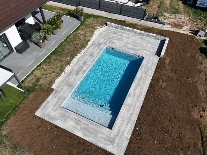 Aménagement extérieur terminé autour d'une piscine