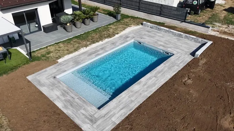 Abords de piscine aménagés avec plage en dallage