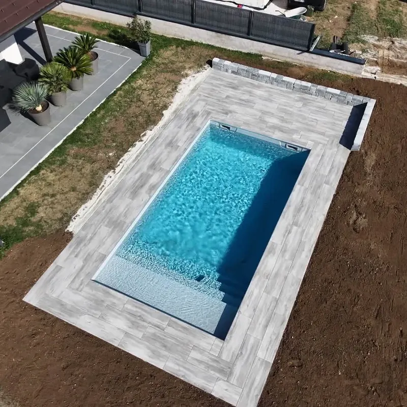 Plage de piscine en dallage