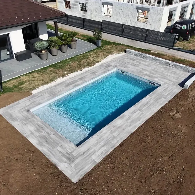 Piscine et aménagement extérieur terminé