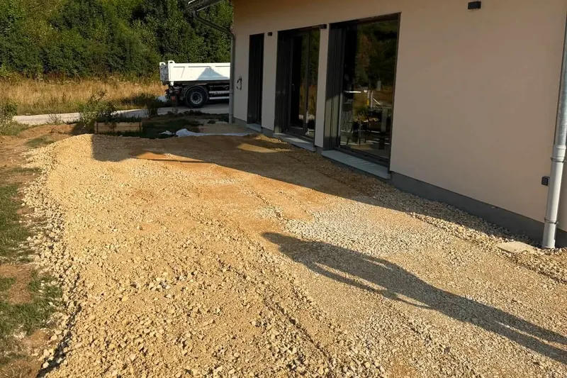 Sol en gravier aménagé à côté d'une maison